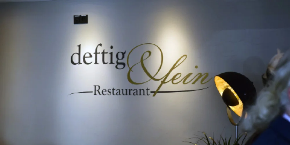 Deftig & Fein Logo-Wandgestaltung